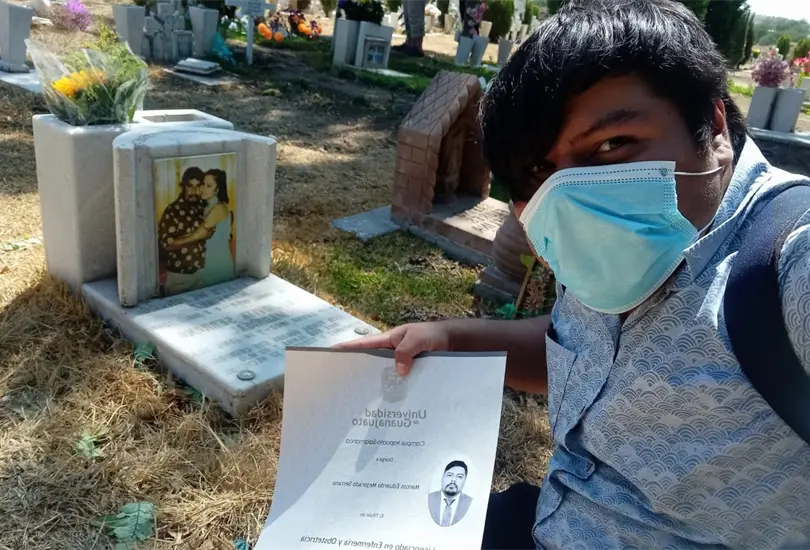 Las promesas son para cumplirse: joven lleva t&iacute;tulo universitario a la tumba de sus padres