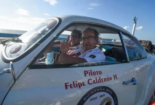 Choca auto clásico en el que Felipe Calderón participaba en el Rally Maya