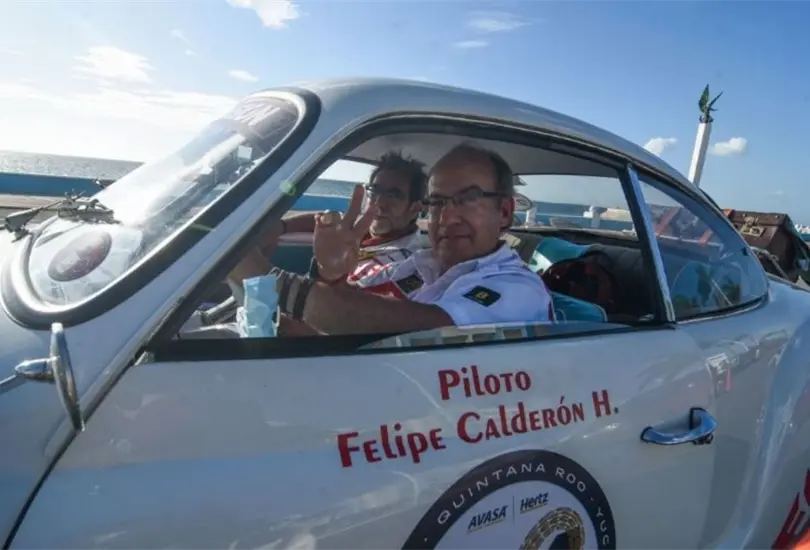 Choca auto clásico en el que Felipe Calderón participaba en el Rally Maya Choca auto clásico en el que Felipe Calderón participaba en el Rally Maya