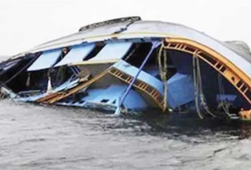 Desaparecen m&aacute;s de 100 personas tras hundimiento de barco
