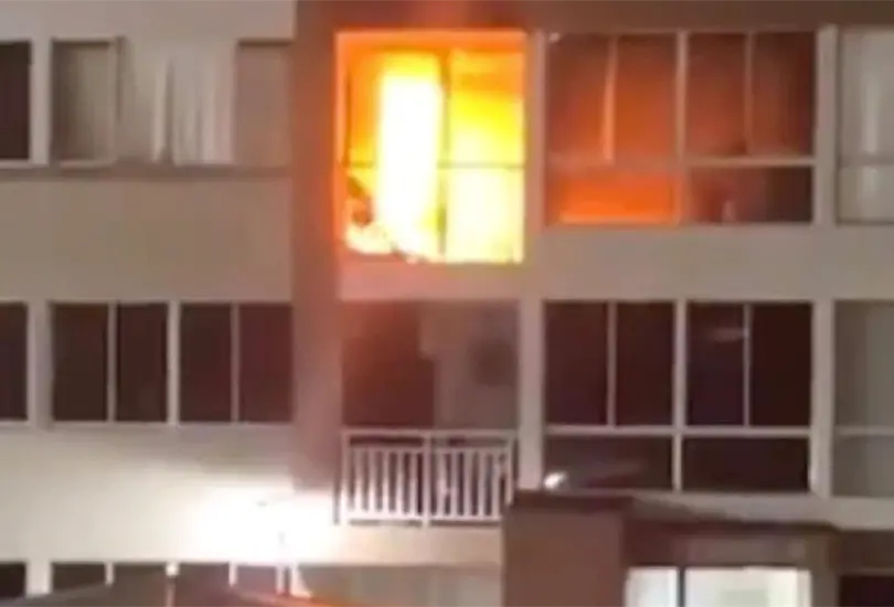 Adolescente apu&ntilde;ala a su madre y despu&eacute;s prende fuego a su departamento