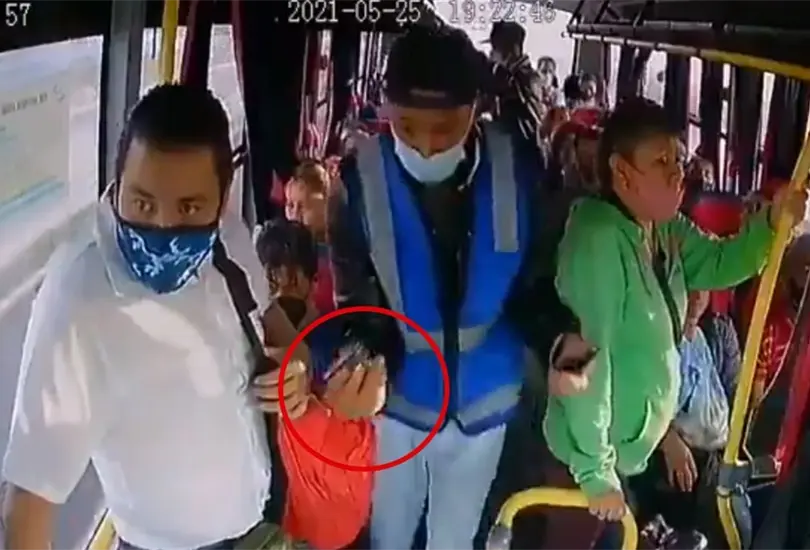 Asaltantes tiran al aire para despojar de sus pertenencias a pasajeros en Tec&aacute;mac