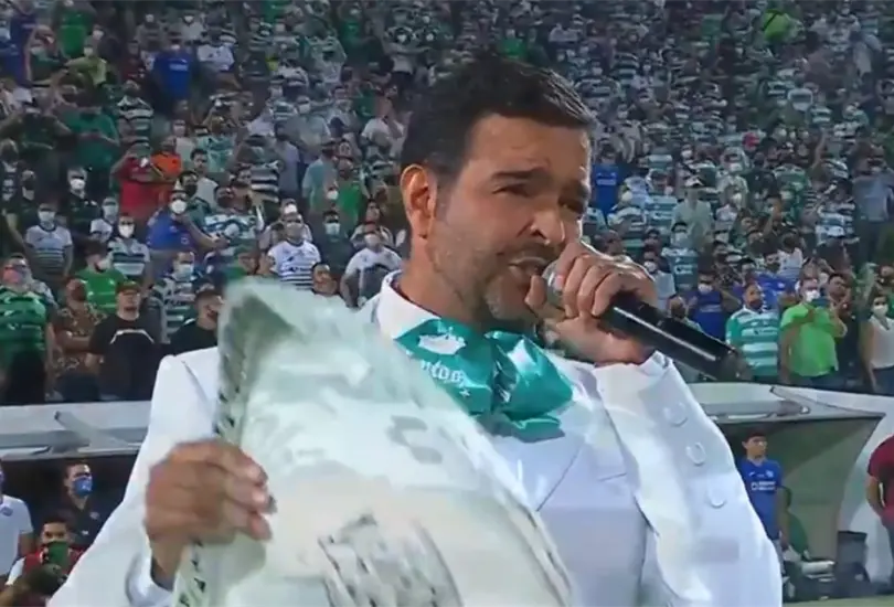 Pablo Montero falla al cantar el Himno Nacional en la final de la Liga MX