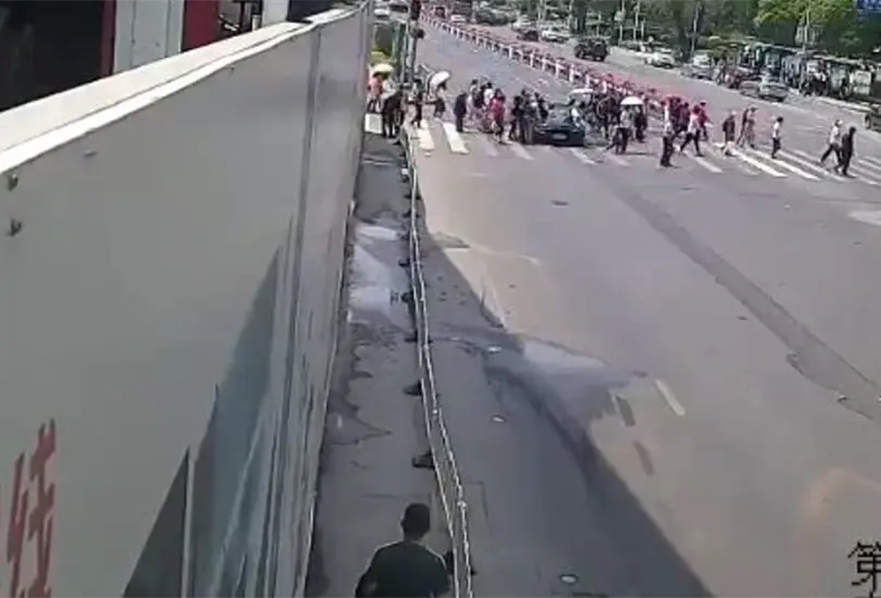 Sujeto atropelló a personas que cruzaban la calle y luego se puso a cantar Sujeto atropelló a personas que cruzaban la calle y luego se puso a cantar