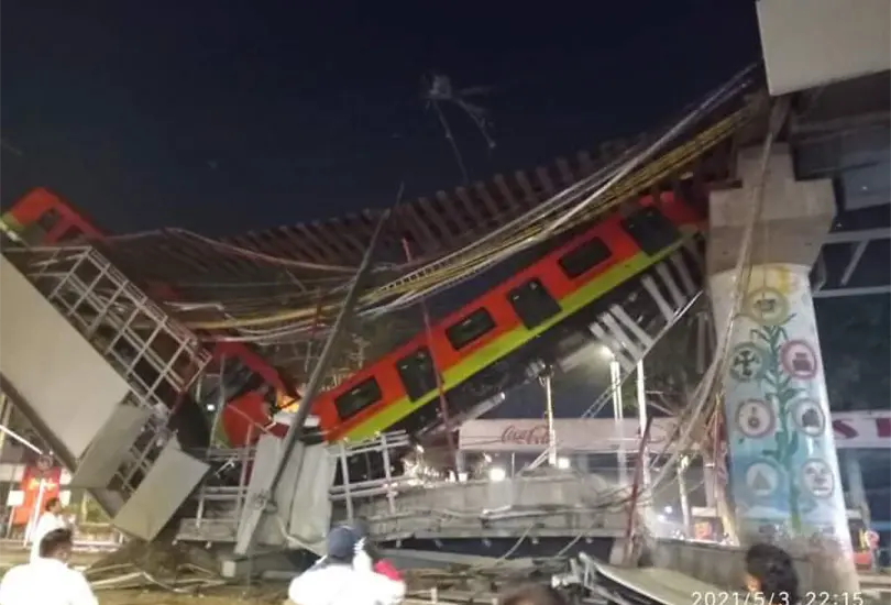 Colapsa estructura del Metro y cae tren con pasajeros en la L&iacute;nea 12