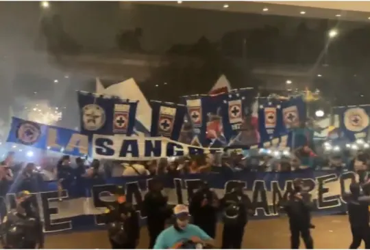Fanáticos llevan serenata al hotel de concentración de Cruz Azul Fanáticos llevan serenata al hotel de concentración de Cruz Azul
