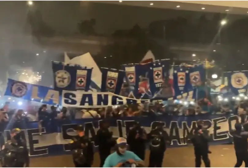 Fan&aacute;ticos llevan serenata al hotel de concentraci&oacute;n de Cruz Azul 