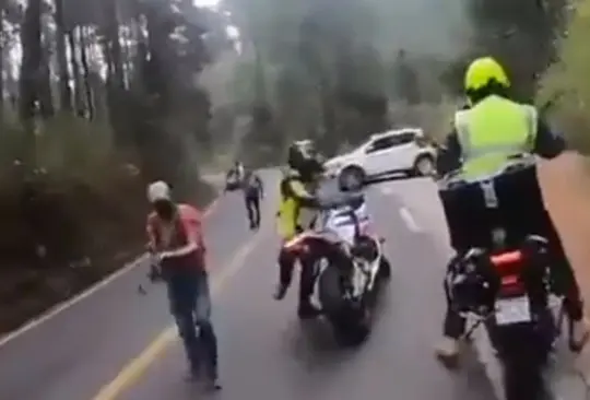 Sujetos armados asaltan a motociclistas en carretera del Edomex 