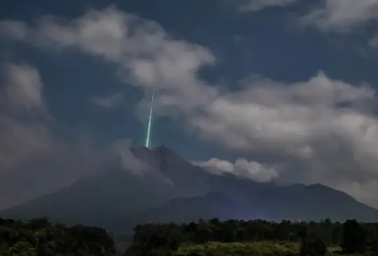 Captan instante en que meteorito cae en el cráter de un volcán