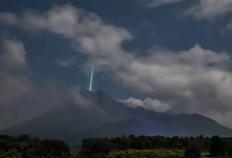 Captan instante en que meteorito cae en el cráter de un volcán Captan instante en que meteorito cae en el cráter de un volcán