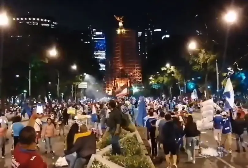 Aficionados del Cruz Azul festejan título en el Ángel de la Independencia Aficionados del Cruz Azul festejan título en el Ángel de la Independencia
