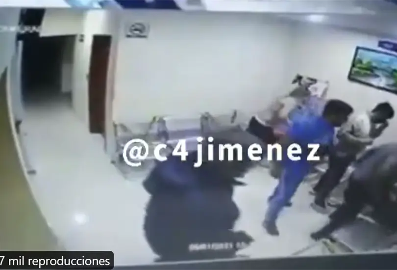 Familiares de paciente que perdi&oacute; la vida en cirug&iacute;a golpean a doctor
