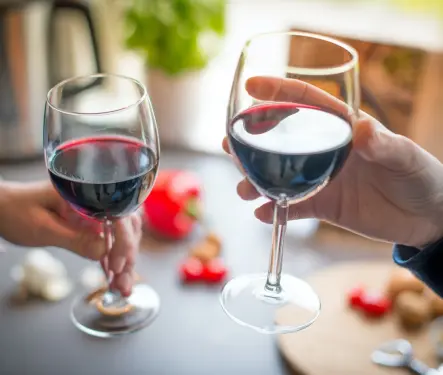 ¿Cuáles son los pros y contras de tomar vino tinto?