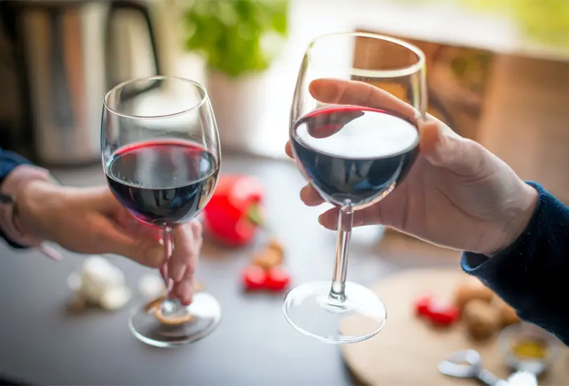 &iquest;Cu&aacute;les son los pros y contras de tomar vino tinto?