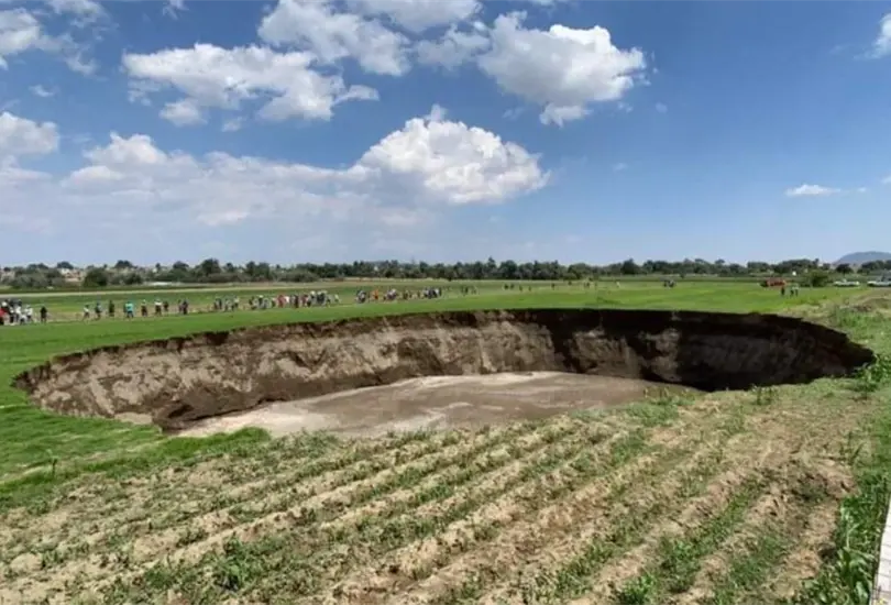 Aparece socav&oacute;n gigante en Puebla; tendr&iacute;a origen geol&oacute;gico
