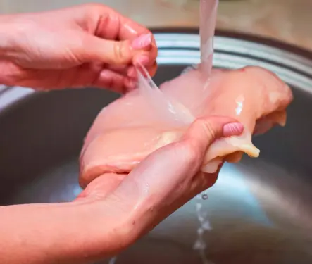 Lavar el pollo puede ser peligroso para tu salud