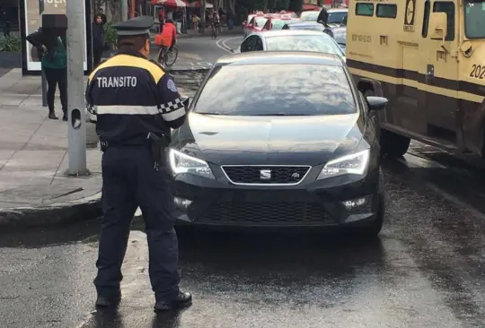 Sujeto muerde y arranca parte del dedo a un policía que lo infraccionó