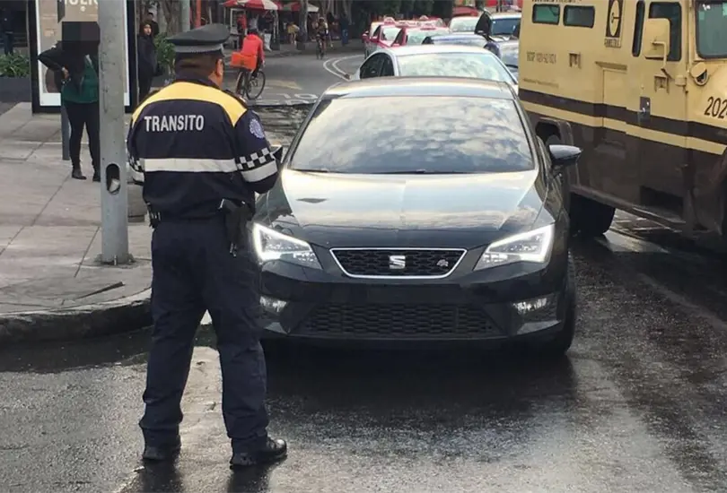 Sujeto muerde y arranca parte del dedo a un polic&iacute;a que lo infraccion&oacute;