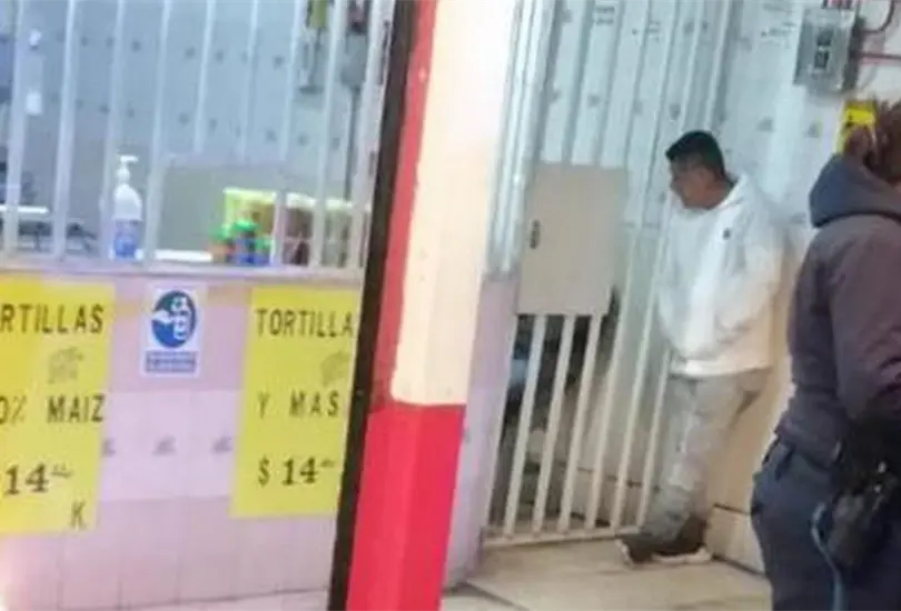 Hombre muere asfixiando tras comer un taco en la fila de las tortillas