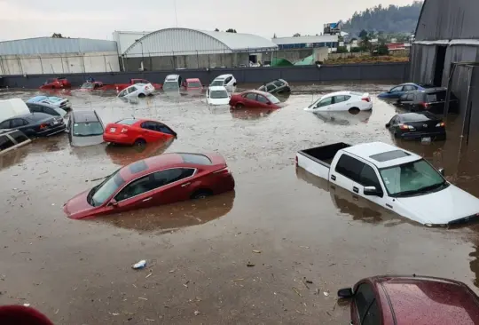 Tormenta inunda estacionamiento en Metepec; reportan afectaciones en Toluca