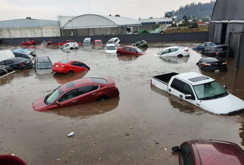 Tormenta inunda estacionamiento en Metepec; reportan afectaciones en Toluca