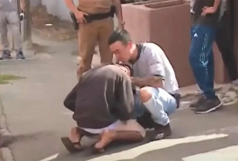 Padre consuela al hombre que atropelló a su hija Padre consuela al hombre que atropelló a su hija