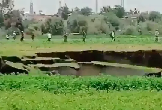 Video: Captan el momento en el que se abrió el socavón en Puebla