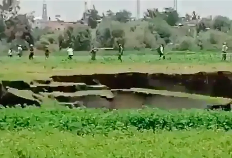 Video: Captan el momento en el que se abri&oacute; el socav&oacute;n en Puebla