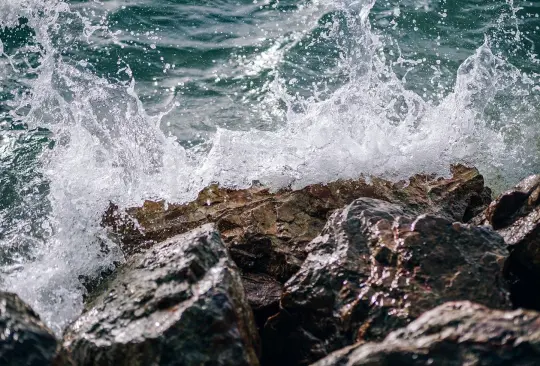 Científicos transforman el agua de mar en agua potable