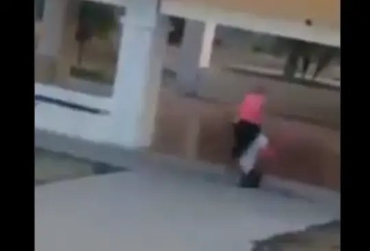 Captan a mujer agrediendo a un niño con discapacidad visual en Jalisco