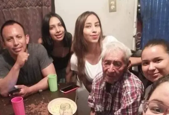 Familia adopta a un abuelito de 108 años que vivía en la calle y dormía bajo un árbol