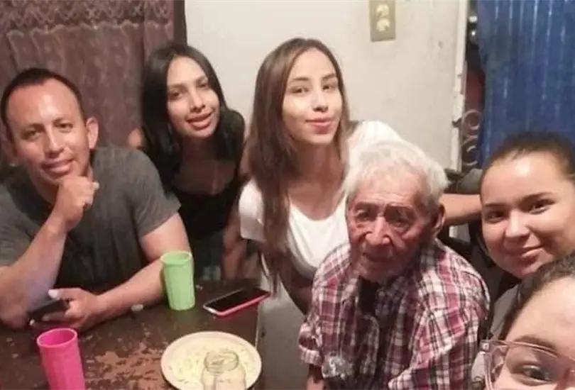 Familia adopta a un abuelito de 108 a&ntilde;os que viv&iacute;a en la calle y dorm&iacute;a bajo un &aacute;rbol