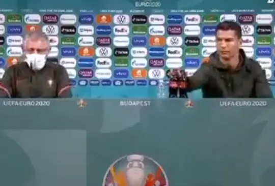 Cristiano Ronaldo desprecia Coca Cola en plena conferencia 