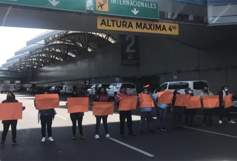 Padres de ni&ntilde;os con c&aacute;ncer bloquean  acceso al AICM; exigen medicamentos