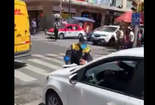 Capturan a conductor que atropelló a un oficial de tránsito para evitar una multa