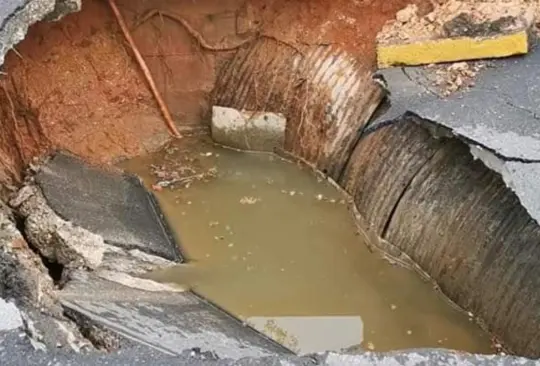 #VIDEO Se abre socavón en Tabasco y se traga un carril completo