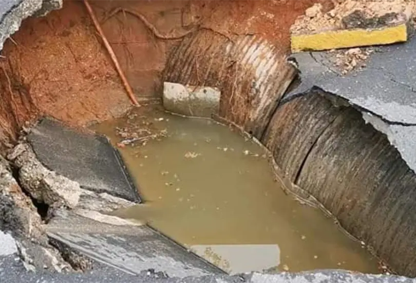 #VIDEO Se abre socav&oacute;n en Tabasco y se traga un carril completo