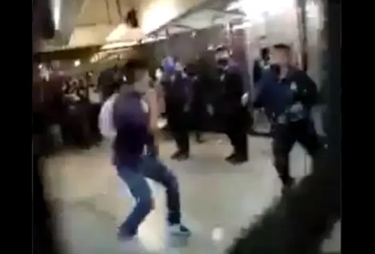 Usuarios y policías protagonizan batalla campal dentro del Metro Pantitlán
