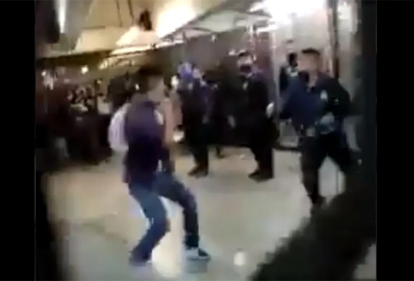 Usuarios y polic&iacute;as protagonizan batalla campal dentro del Metro Pantitl&aacute;n