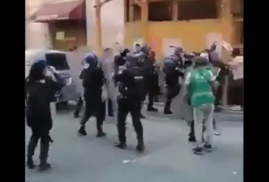 Graban riña entre comerciantes y policías en el Centro de la CDMX 