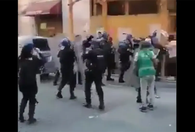 Graban riña entre comerciantes y policías en el Centro de la CDMX Graban riña entre comerciantes y policías en el Centro de la CDMX