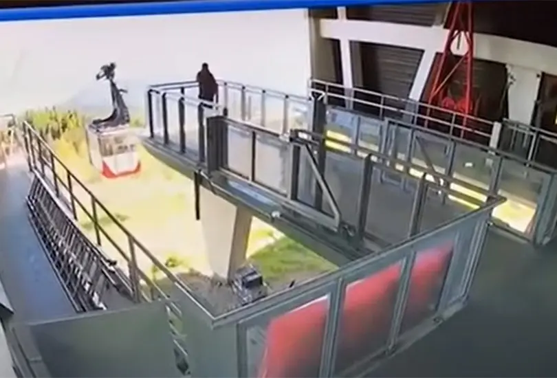 Nuevo video muestra momento en que telef&eacute;rico cae y deja 14 muertos en Italia