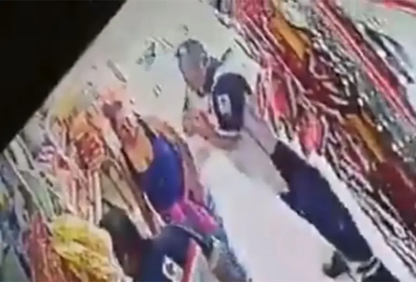 Exhiben a trabajadores de la Cruz Roja habrían robado en una tienda Exhiben a trabajadores de la Cruz Roja habrían robado en una tienda
