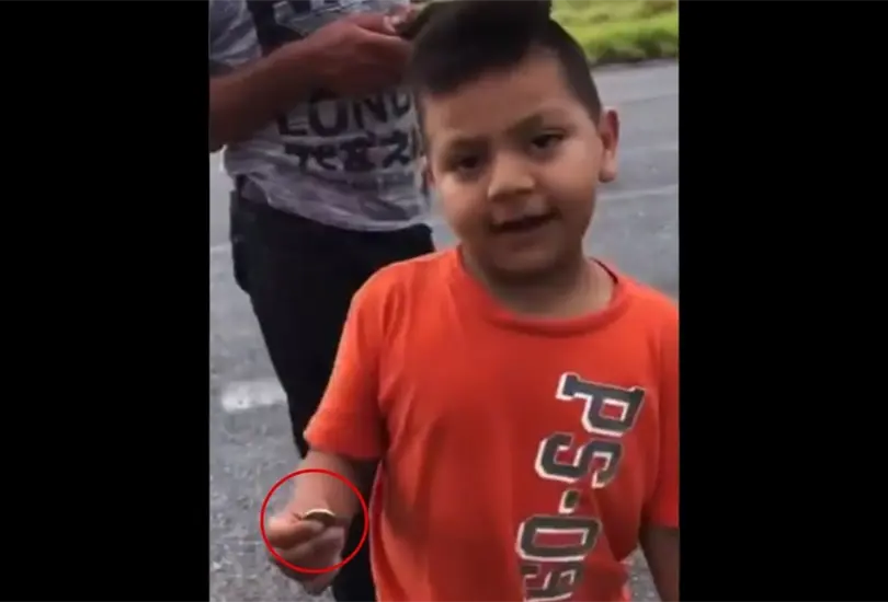 Ni&ntilde;o pone el ejemplo: paga naranjas de cami&oacute;n que era rapi&ntilde;ado por adultos