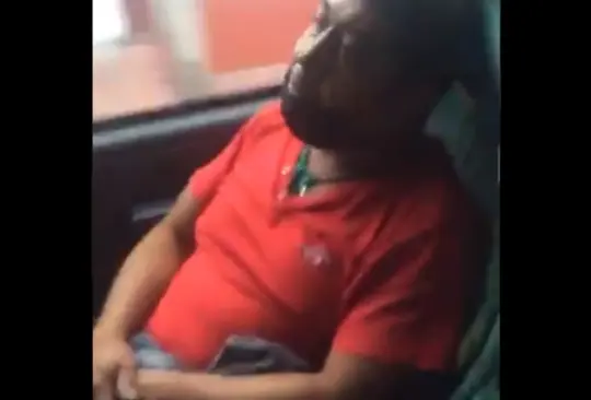 Mujer encara a hombre que presuntamente se masturbó frente a ella en un autobús