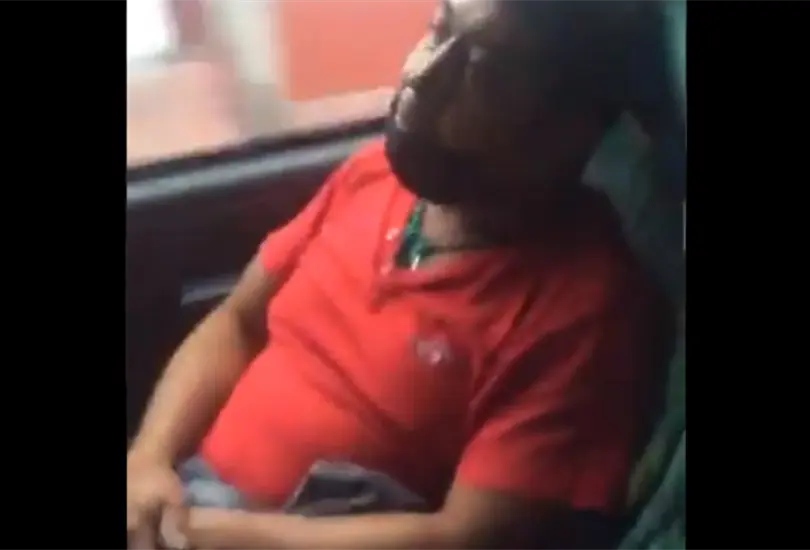Mujer encara a hombre que presuntamente se masturb&oacute; frente a ella en un autob&uacute;s