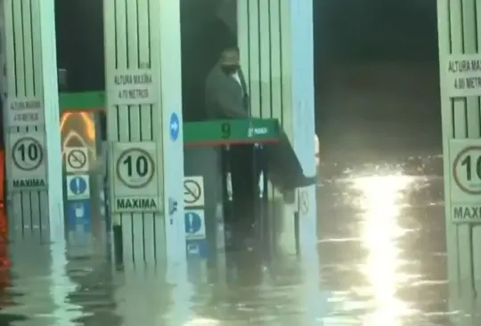 Por inundación, trabajador de Pemex queda atrapado sobre una bomba por tres horas 