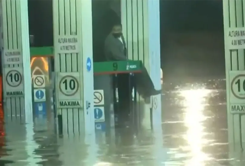 Por inundación, trabajador de Pemex queda atrapado sobre una bomba por tres horas Por inundación, trabajador de Pemex queda atrapado sobre una bomba por tres horas