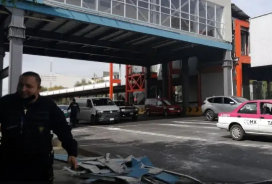Cae parte del puente peatonal del Metro Villa de Cort&eacute;s sobre dos autos