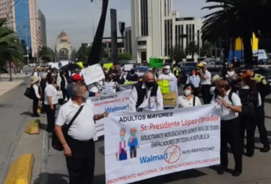 ¡No nos discriminen!, piden abuelitos empacadores durante protesta en CDMX